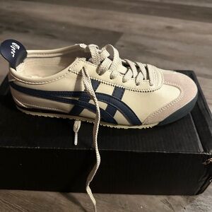 Onitsuka Tiger Sneaker (grayish beige with navy) size 6.5/37.5